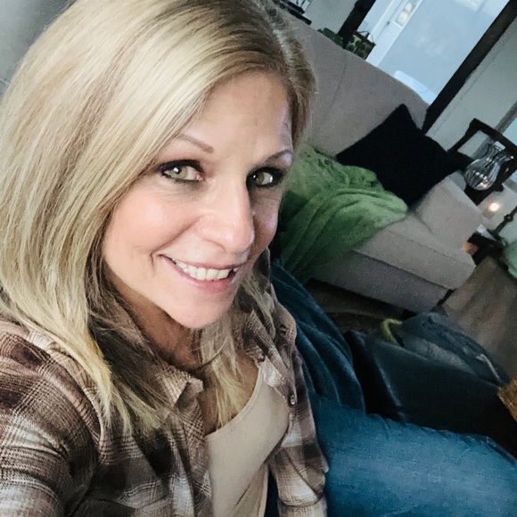 Meet your Posher, Sandy - Picture 2 of 2